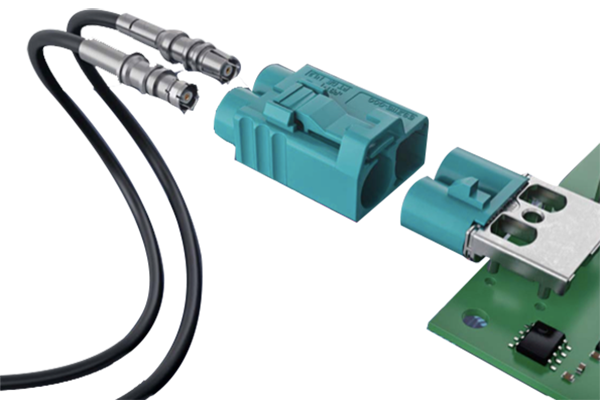 汽車(chē)射頻線(xiàn)束是指用于傳輸無(wú)線(xiàn)電信號(hào)的電線(xiàn)束，通常位于汽車(chē)內(nèi)部。它通常由多根電線(xiàn)組成，包括信號(hào)線(xiàn)、電源線(xiàn)和地線(xiàn)等。這些電線(xiàn)通過(guò)一定的結(jié)構(gòu)形式將它們組織在一起，以便更好地傳輸信號(hào)和減少干擾。