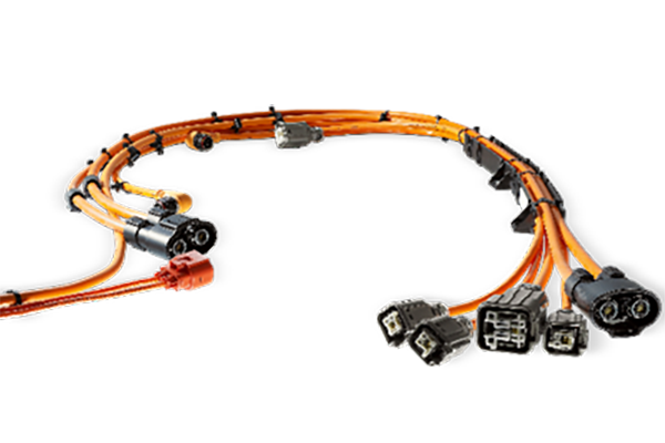 新能源高壓線(xiàn)束是指用于傳輸高壓電力和信號(hào)的電線(xiàn)束，通常用于電動(dòng)汽車(chē)、混合動(dòng)力汽車(chē)和其他新能源設(shè)備中。與傳統(tǒng)汽車(chē)相比，新能源車(chē)輛使用更高電壓的電力系統(tǒng)，因此需要使用高壓線(xiàn)束來(lái)傳輸電能。